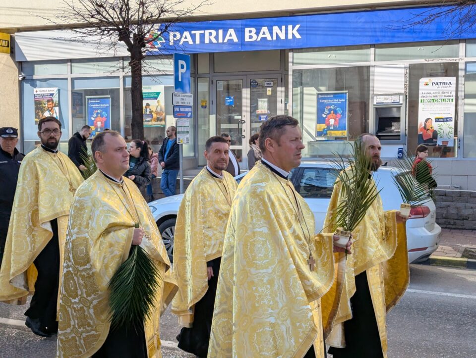 Mii de sucevenii au îmbrăcat haine de sărbătoare și au luat parte la procesiunea de Florii