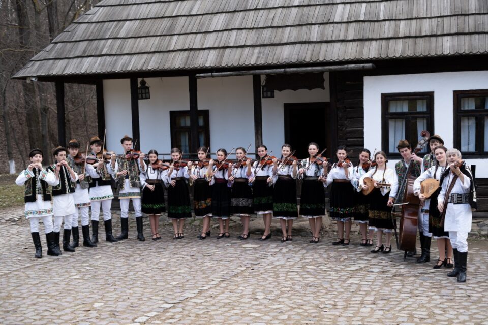 Grupul Tradițional „Dor”, din Moara, invitat la Palatul Parlamentului, la concertul extraordinar „Sunet pentru Pace”