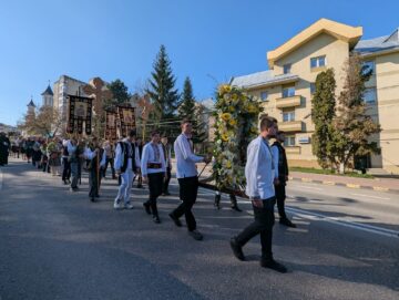 Mii de sucevenii au îmbrăcat haine de sărbătoare și au luat parte la procesiunea de Florii