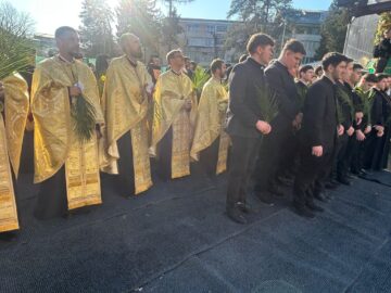 Mii de sucevenii au îmbrăcat haine de sărbătoare și au luat parte la procesiunea de Florii