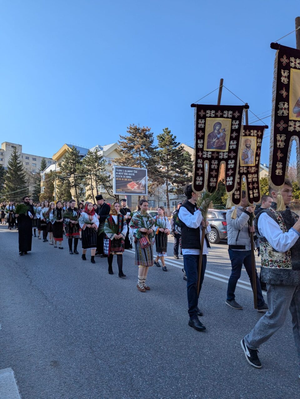 Mii de sucevenii au îmbrăcat haine de sărbătoare și au luat parte la procesiunea de Florii Mii de sucevenii au îmbrăcat haine de sărbătoare și au luat parte la procesiunea de Florii