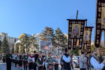 Mii de sucevenii au îmbrăcat haine de sărbătoare și au luat parte la procesiunea de Florii