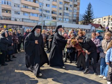 Mii de sucevenii au îmbrăcat haine de sărbătoare și au luat parte la procesiunea de Florii