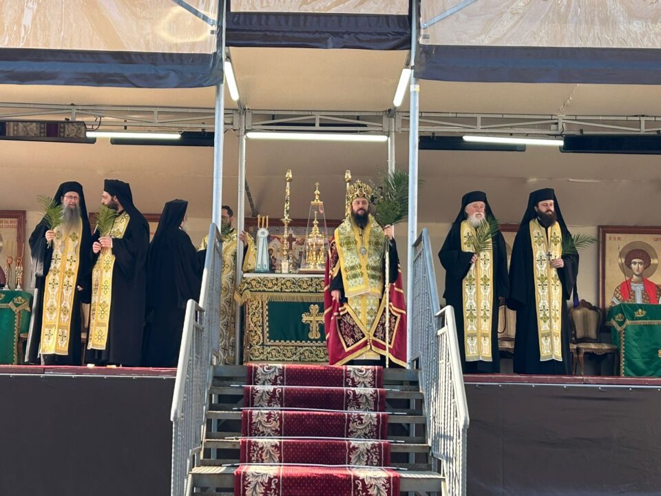 Mii de sucevenii au îmbrăcat haine de sărbătoare și au luat parte la procesiunea de Florii