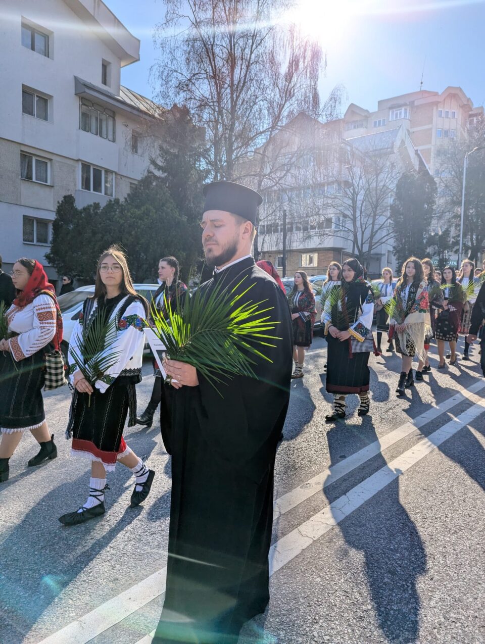 Mii de sucevenii au îmbrăcat haine de sărbătoare și au luat parte la procesiunea de Florii