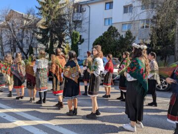 Mii de sucevenii au îmbrăcat haine de sărbătoare și au luat parte la procesiunea de Florii