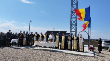 O cruce înaltă de 22 de metri a fost sfințită la Moara chiar în ziua de Florii