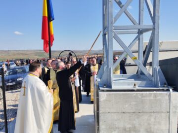 O cruce înaltă de 22 de metri a fost sfințită la Moara chiar în ziua de Florii