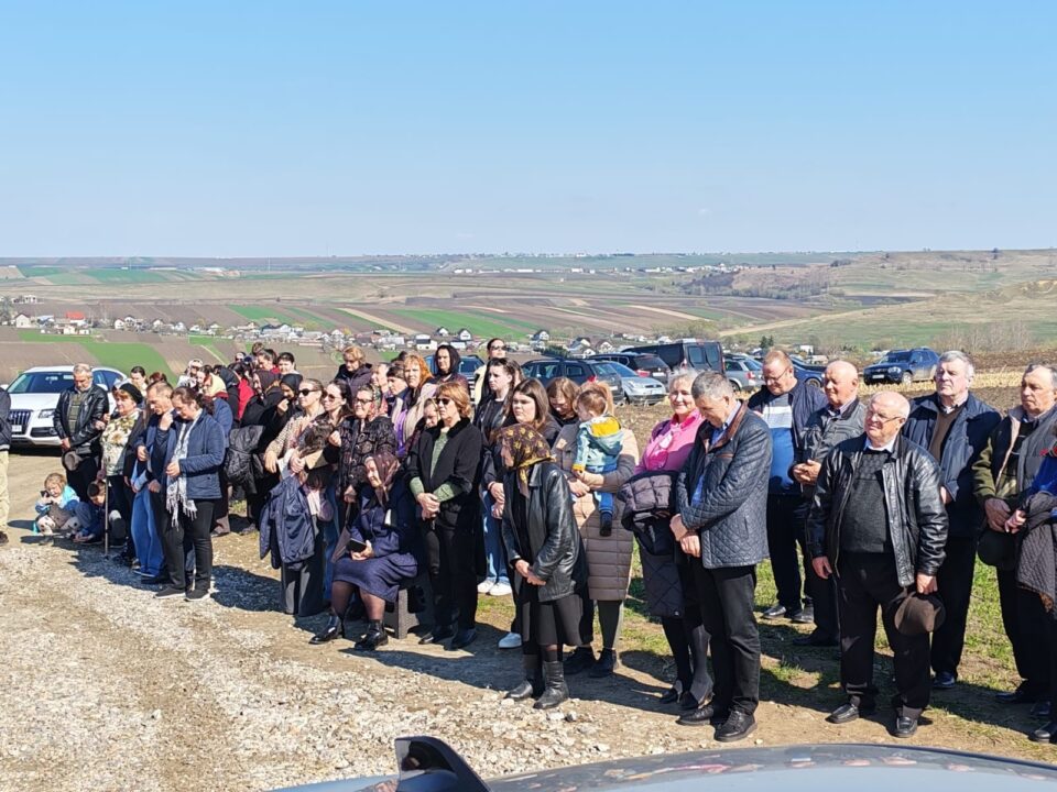 O cruce înaltă de 22 de metri a fost sfințită la Moara chiar în ziua de Florii