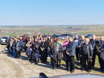 O cruce înaltă de 22 de metri a fost sfințită la Moara chiar în ziua de Florii
