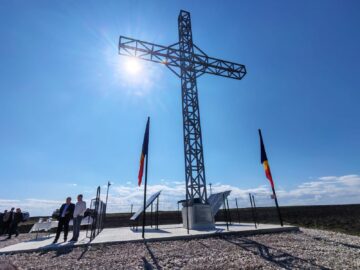 O cruce înaltă de 22 de metri a fost sfințită la Moara chiar în ziua de Florii