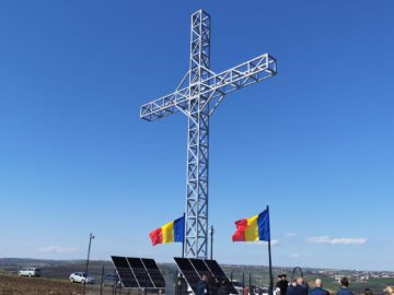 O cruce înaltă de 22 de metri a fost sfințită la Moara chiar în ziua de Florii