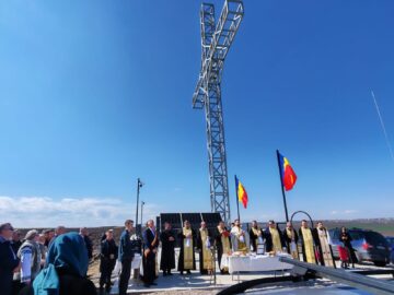 O cruce înaltă de 22 de metri a fost sfințită la Moara chiar în ziua de Florii
