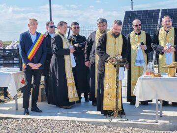 O cruce înaltă de 22 de metri a fost sfințită la Moara chiar în ziua de Florii