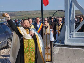O cruce înaltă de 22 de metri a fost sfințită la Moara chiar în ziua de Florii