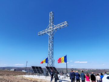 O cruce înaltă de 22 de metri a fost sfințită la Moara chiar în ziua de Florii