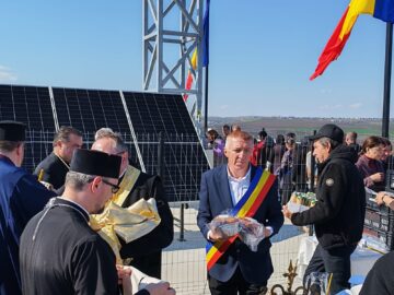 O cruce înaltă de 22 de metri a fost sfințită la Moara chiar în ziua de Florii