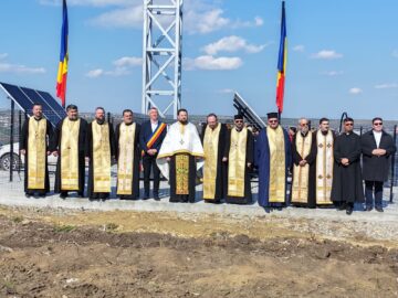 O cruce înaltă de 22 de metri a fost sfințită la Moara chiar în ziua de Florii