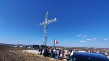O cruce înaltă de 22 de metri a fost sfințită la Moara chiar în ziua de Florii