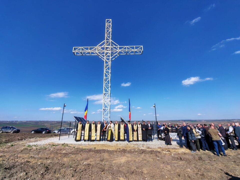 O cruce înaltă de 22 de metri a fost sfințită la Moara chiar în ziua de Florii O cruce înaltă de 22 de metri a fost sfințită la Moara chiar în ziua de Florii