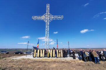 O cruce înaltă de 22 de metri a fost sfințită la Moara chiar în ziua de Florii