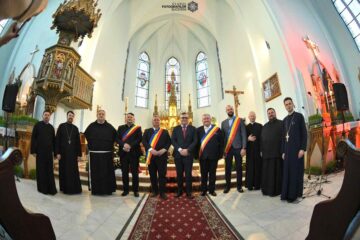 Aproximativ 300 de spectatori au aplaudat Corala „Ciprian Porumbescu” la concertul pascal extraordinar susținut în Bazilica „Adormirea Maicii Domnului” din Cacica