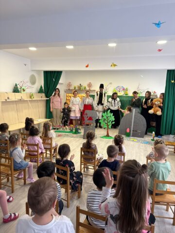 Părinții au fost actori pentru preșcolarii Grădiniței „Așchiuță” Suceava