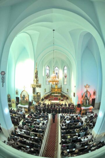 Aproximativ 300 de spectatori au aplaudat Corala „Ciprian Porumbescu” la concertul pascal extraordinar susținut în Bazilica „Adormirea Maicii Domnului” din Cacica