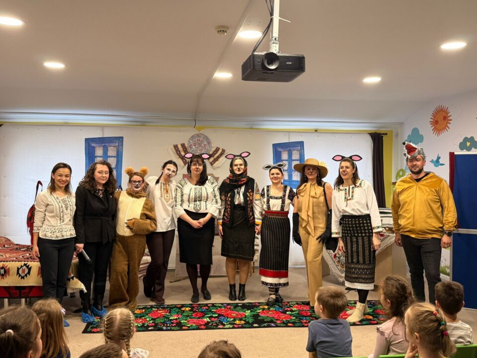 Părinții au fost actori pentru preșcolarii Grădiniței „Așchiuță” Suceava Părinții au fost actori pentru preșcolarii Grădiniței „Așchiuță” Suceava