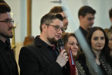 Aproximativ 300 de spectatori au aplaudat Corala „Ciprian Porumbescu” la concertul pascal extraordinar susținut în Bazilica „Adormirea Maicii Domnului” din Cacica