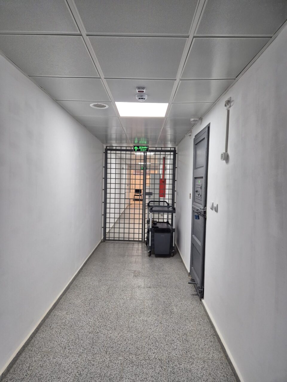 Arestul modernizat al Poliției Suceava are sală cu geam opac între victime și autori și cameră pentru întâlniri private