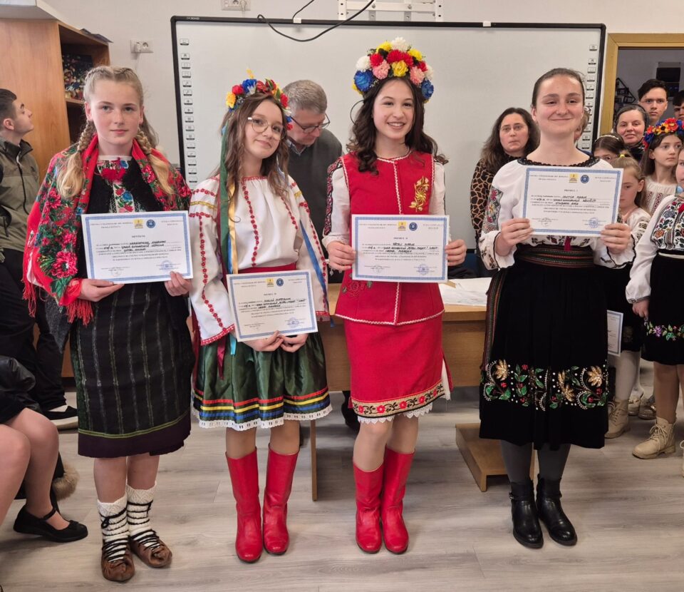 Elevi suceveni, calificați la etapa națională a Concursului de recitare a poeziei ucrainene