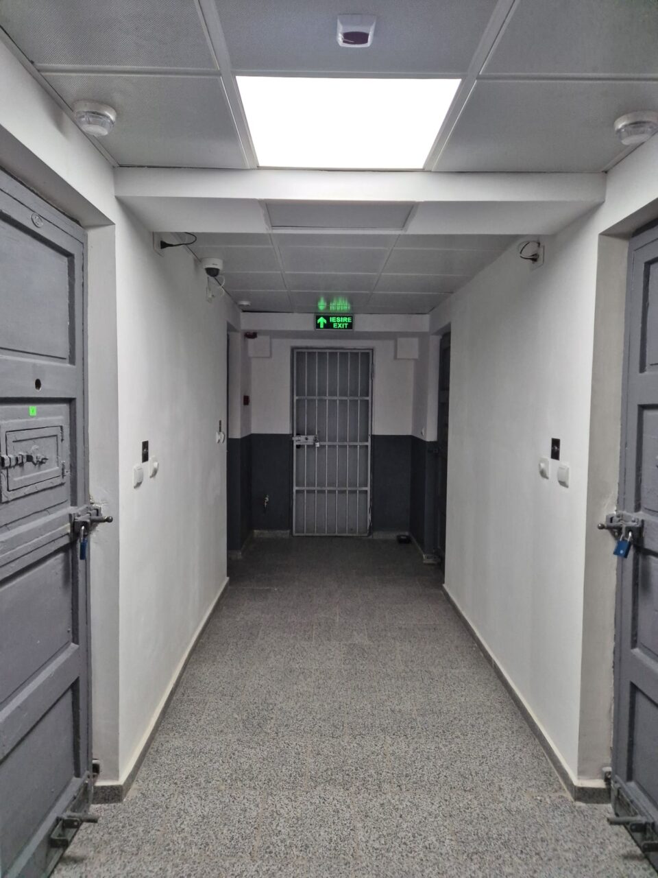 Arestul modernizat al Poliției Suceava are sală cu geam opac între victime și autori și cameră pentru întâlniri private