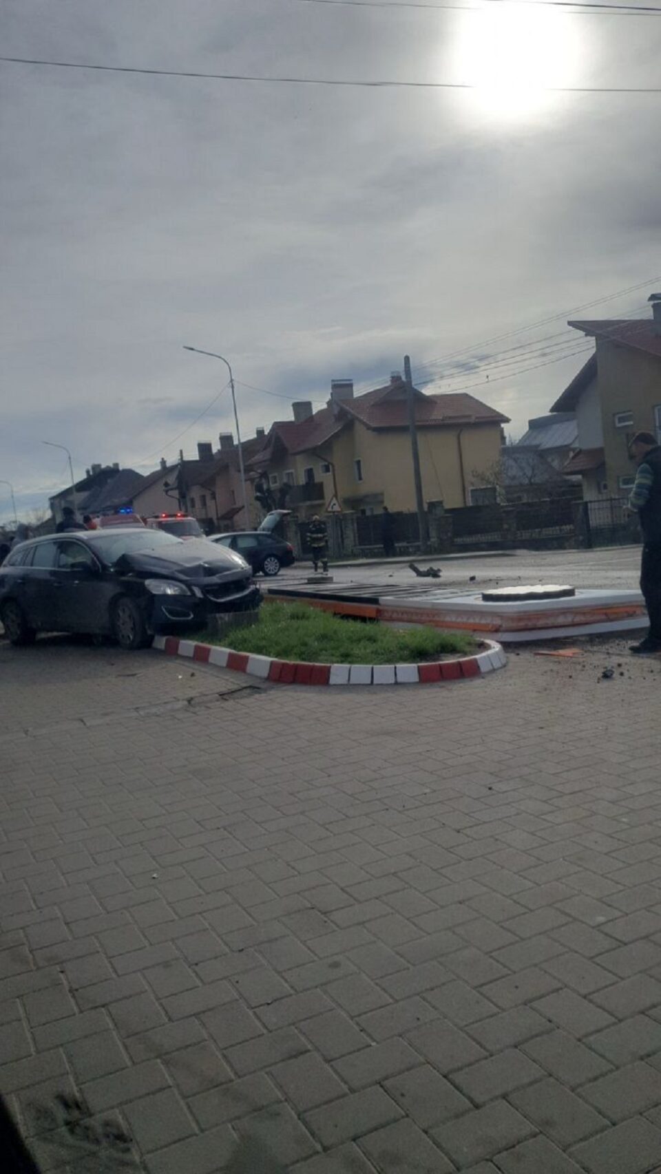 Șoferiță rănită de un tânăr care nu a acordat prioritate la intrarea într-o benzinărie