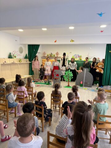 Părinții au fost actori pentru preșcolarii Grădiniței „Așchiuță” Suceava