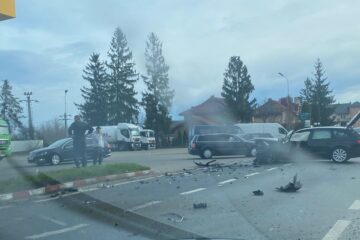 Șoferiță rănită de un tânăr care nu a acordat prioritate la intrarea într-o benzinărie