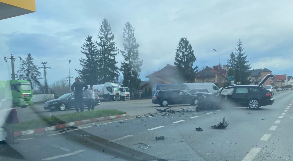 Șoferiță rănită de un tânăr care nu a acordat prioritate la intrarea într-o benzinărie