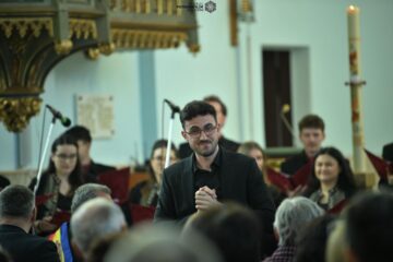 Aproximativ 300 de spectatori au aplaudat Corala „Ciprian Porumbescu” la concertul pascal extraordinar susținut în Bazilica „Adormirea Maicii Domnului” din Cacica