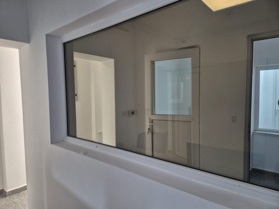 Arestul modernizat al Poliției Suceava are sală cu geam opac între victime și autori și cameră pentru întâlniri private