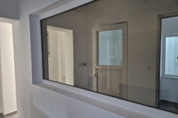 Arestul modernizat al Poliției Suceava are sală cu geam opac între victime și autori și cameră pentru întâlniri private