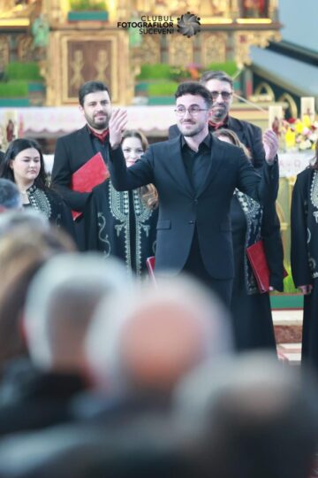 Aproximativ 300 de spectatori au aplaudat Corala „Ciprian Porumbescu” la concertul pascal extraordinar susținut în Bazilica „Adormirea Maicii Domnului” din Cacica