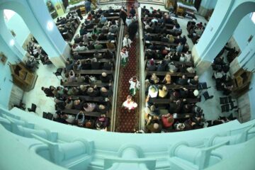 Aproximativ 300 de spectatori au aplaudat Corala „Ciprian Porumbescu” la concertul pascal extraordinar susținut în Bazilica „Adormirea Maicii Domnului” din Cacica