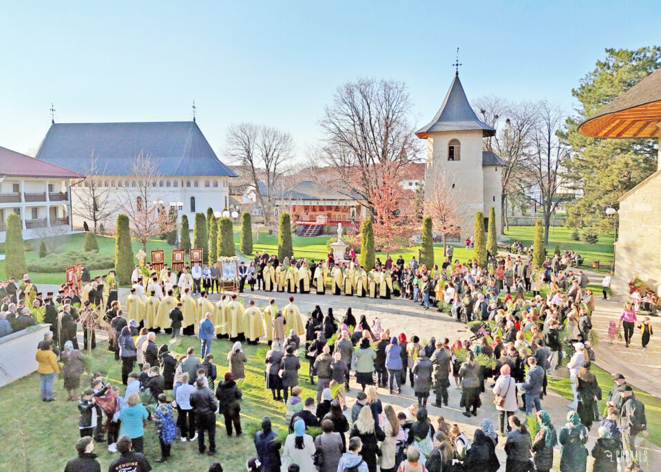 Cu stâlpări în mâini și cu Hristos în inimă: Pelerinajul de Florii la Rădăuți