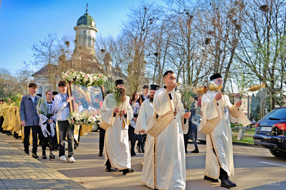 Cu stâlpări în mâini și cu Hristos în inimă: Pelerinajul de Florii la Rădăuți