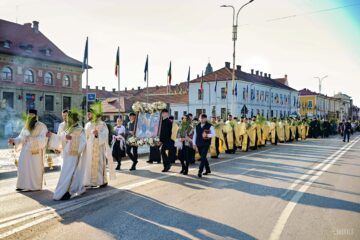 Cu stâlpări în mâini și cu Hristos în inimă: Pelerinajul de Florii la Rădăuți