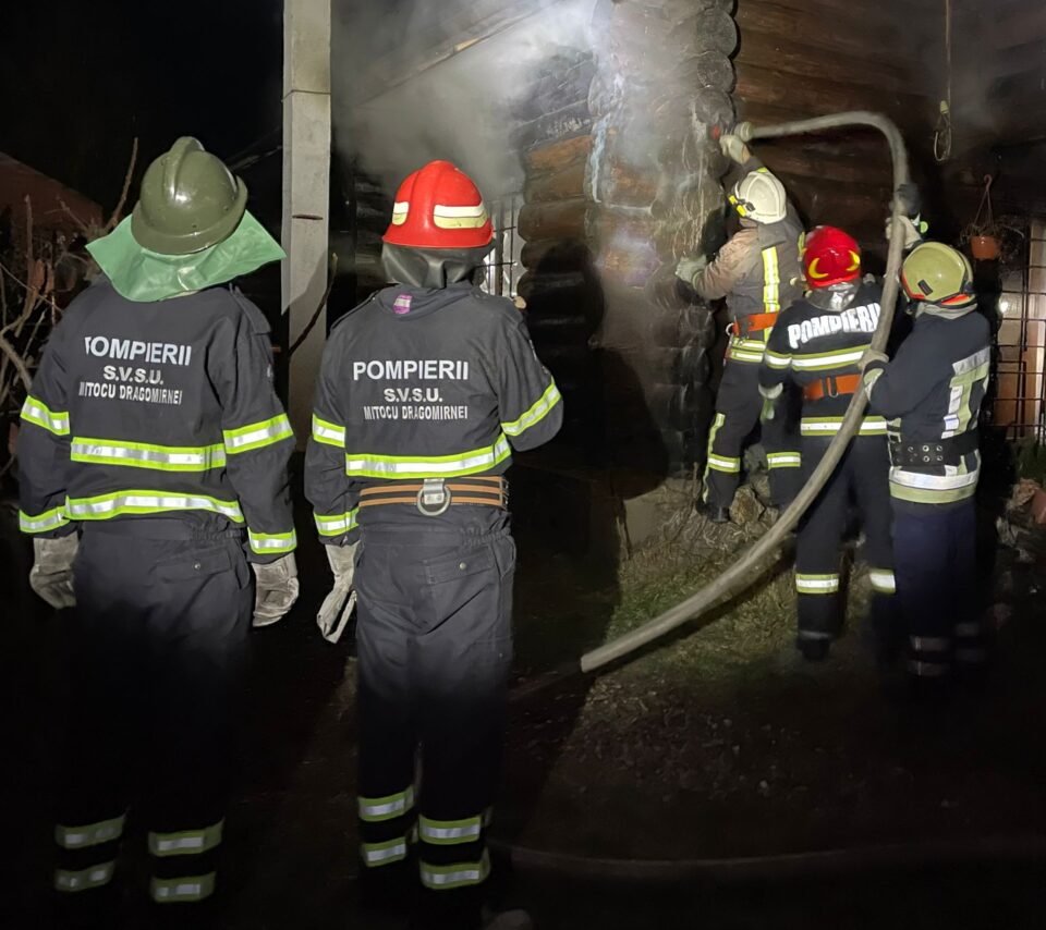 Pompierii au intervenit la un incendiu cu degajări mari de fum în interiorul unei case Pompierii au intervenit la un incendiu cu degajări mari de fum în interiorul unei case