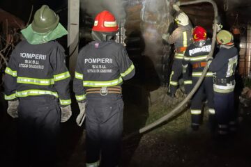 Pompierii au intervenit la un incendiu cu degajări mari de fum în interiorul unei case