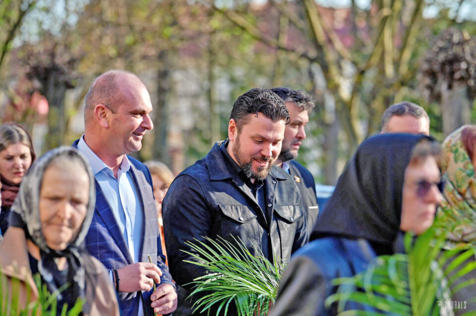 Cu stâlpări în mâini și cu Hristos în inimă: Pelerinajul de Florii la Rădăuți