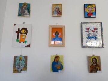 Expoziția „Arta sfântă a celor mici”, o lecție despre frumusețe, inocență și lumină