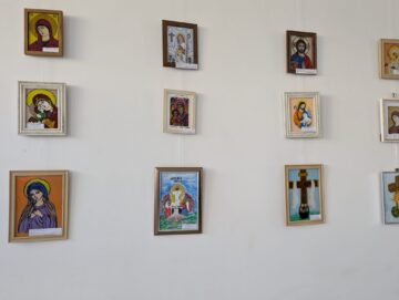 Expoziția „Arta sfântă a celor mici”, o lecție despre frumusețe, inocență și lumină